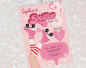 Pode incluir: Um convite rosa e branco com um design retro para uma festa de patins. O convite diz "Sophia's Rollin' Into 13" e inclui uma bola de discoteca, patins e flores. A festa é no Disco Roller Rink, 234 Chestnut Street, Filadélfia, PA no dia 23 de agosto das 17h às 19h. RSVP para Stacy no 555.212.1212.
