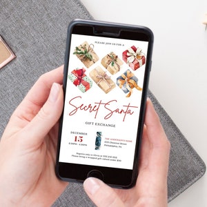 Pu&ograve; includere: Uno smartphone mostra un invito a Secret Santa con illustrazioni di regali confezionati. L'invito include la data, l'ora e il luogo dello scambio di regali, con il testo "Secret Santa" in un carattere decorativo.