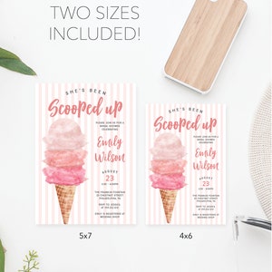 K&ouml;nnte beinhalten: Zwei druckbare Einladungen zu einer Brautparty mit rosa-wei&szlig; gestreiftem Hintergrund. Die Einladungen zeigen eine Aquarell-Illustration eines rosa Eisbechers mit dem Text "She's Been Scooped Up" und dem Namen der Braut, "Emily Wilson". Die Einladungen sind in zwei Gr&ouml;&szlig;en erh&auml;ltlich: 5x7 und 4x6 Zoll.