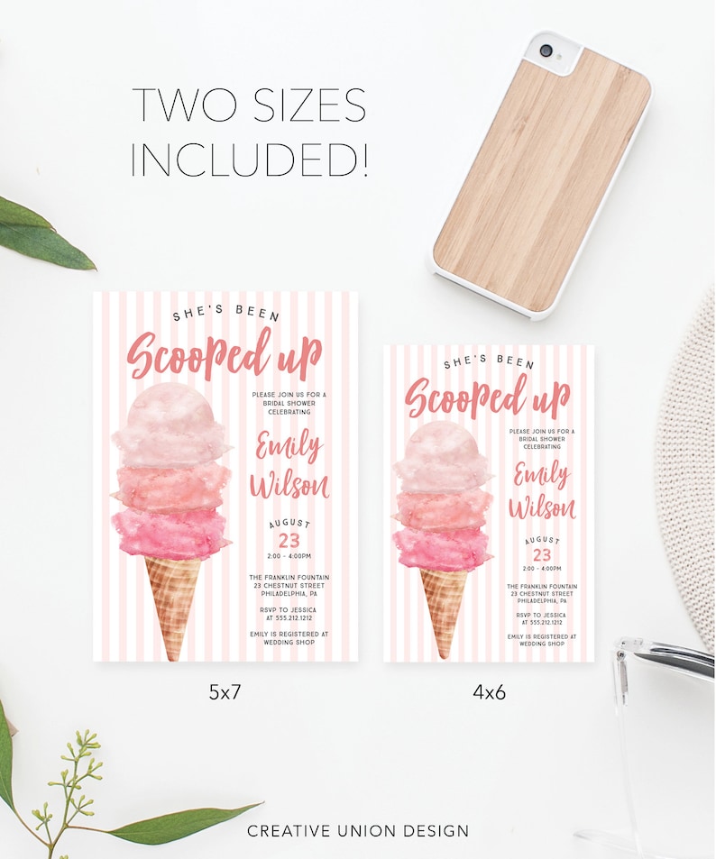 K&ouml;nnte beinhalten: Zwei druckbare Einladungen zu einer Brautparty mit rosa-wei&szlig; gestreiftem Hintergrund. Die Einladungen zeigen eine Aquarell-Illustration eines rosa Eisbechers mit dem Text "She's Been Scooped Up" und dem Namen der Braut, "Emily Wilson". Die Einladungen sind in zwei Gr&ouml;&szlig;en erh&auml;ltlich: 5x7 und 4x6 Zoll.