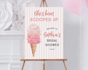 Puede incluir: Un letrero rectangular con fondo de rayas verticales rosa claro y blanco que presenta una ilustración en acuarela de un cono de helado de tres bolas. El texto dice: She's been SCOOPED UP WELCOME TO Sophia's BRIDAL SHOWER 01.23.45.