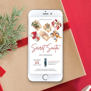 Pu&ograve; includere: Uno smartphone mostra un invito a uno scambio di regali di Secret Santa. L'invito presenta illustrazioni ad acquerello di regali confezionati. Il testo include "Secret Santa", la data, l'ora e i dettagli del luogo. Il telefono &egrave; appoggiato su una confezione regalo marrone con un nastro rosso e del verde.