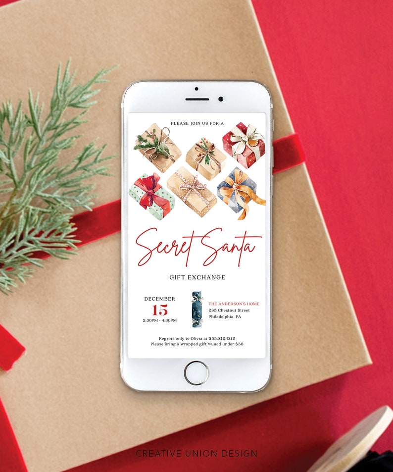 Pu&ograve; includere: Uno smartphone mostra un invito a uno scambio di regali di Secret Santa. L'invito presenta illustrazioni ad acquerello di regali confezionati. Il testo include "Secret Santa", la data, l'ora e i dettagli del luogo. Il telefono &egrave; appoggiato su una confezione regalo marrone con un nastro rosso e del verde.