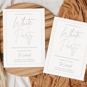 K&ouml;nnte beinhalten: Zwei Einladungen f&uuml;r eine "White Party" mit silbernem Schriftzug auf hellem Hintergrund. Die Einladungen enthalten Details wie Datum, Uhrzeit und Ort. Das Design hat einen gepunkteten Rand und wird auf einer Holzoberfl&auml;che pr&auml;sentiert.