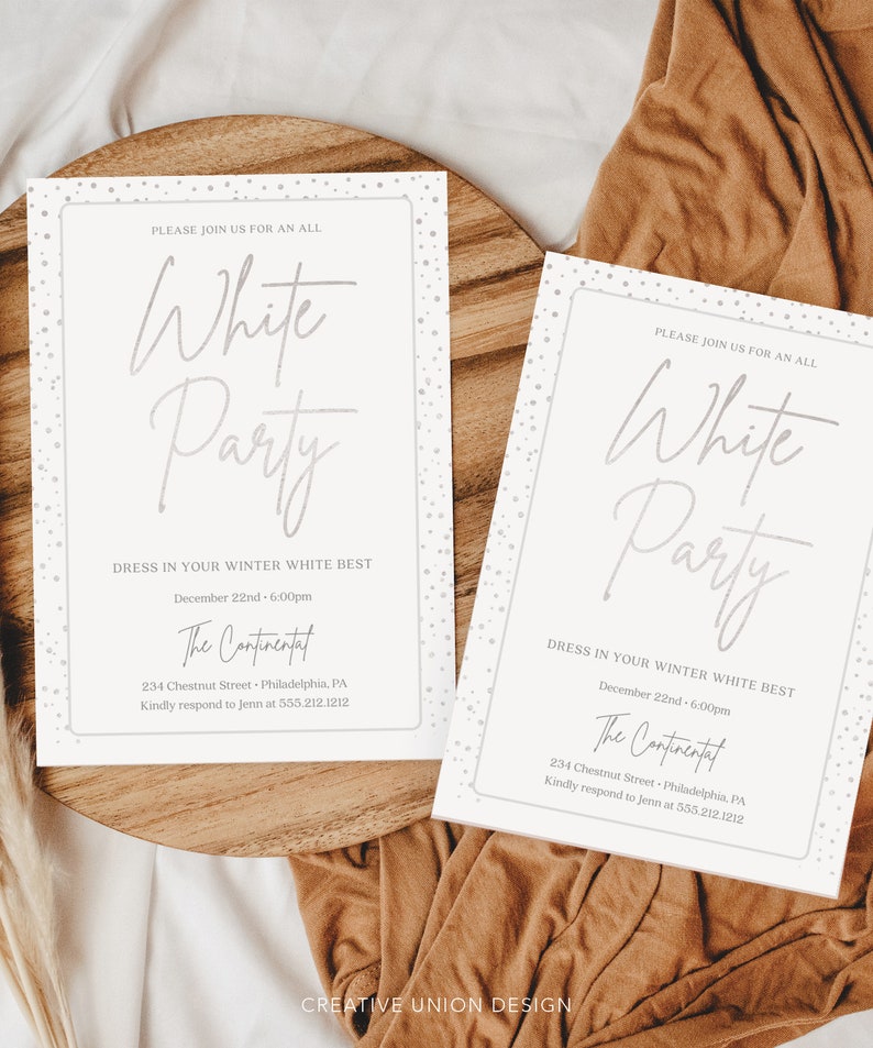 K&ouml;nnte beinhalten: Zwei Einladungen f&uuml;r eine "White Party" mit silbernem Schriftzug auf hellem Hintergrund. Die Einladungen enthalten Details wie Datum, Uhrzeit und Ort. Das Design hat einen gepunkteten Rand und wird auf einer Holzoberfl&auml;che pr&auml;sentiert.