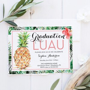 Puede incluir: Una invitaci&oacute;n a un luau de graduaci&oacute;n con una pi&ntilde;a y una flor de hibisco pintadas con acuarela. El texto dice "Graduation Luau" y "Por favor, &uacute;nase a nosotros para celebrar a Sophia Anderson".