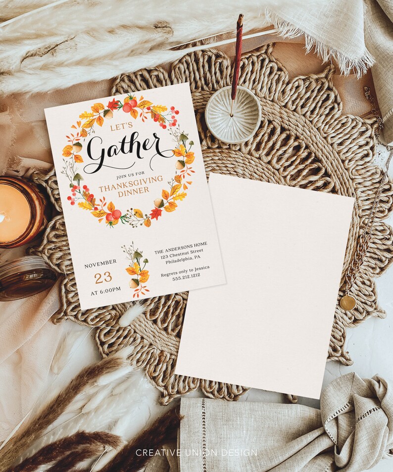 K&ouml;nnte beinhalten: Einladung zum Thanksgiving-Dinner mit dem Text "Let's Gather" in eleganter Schrift, umgeben von einem Kranz aus Herbstbl&auml;ttern und Beeren. Die Einladung enth&auml;lt Datum, Uhrzeit und Ort. Eine leere Karte liegt daneben.