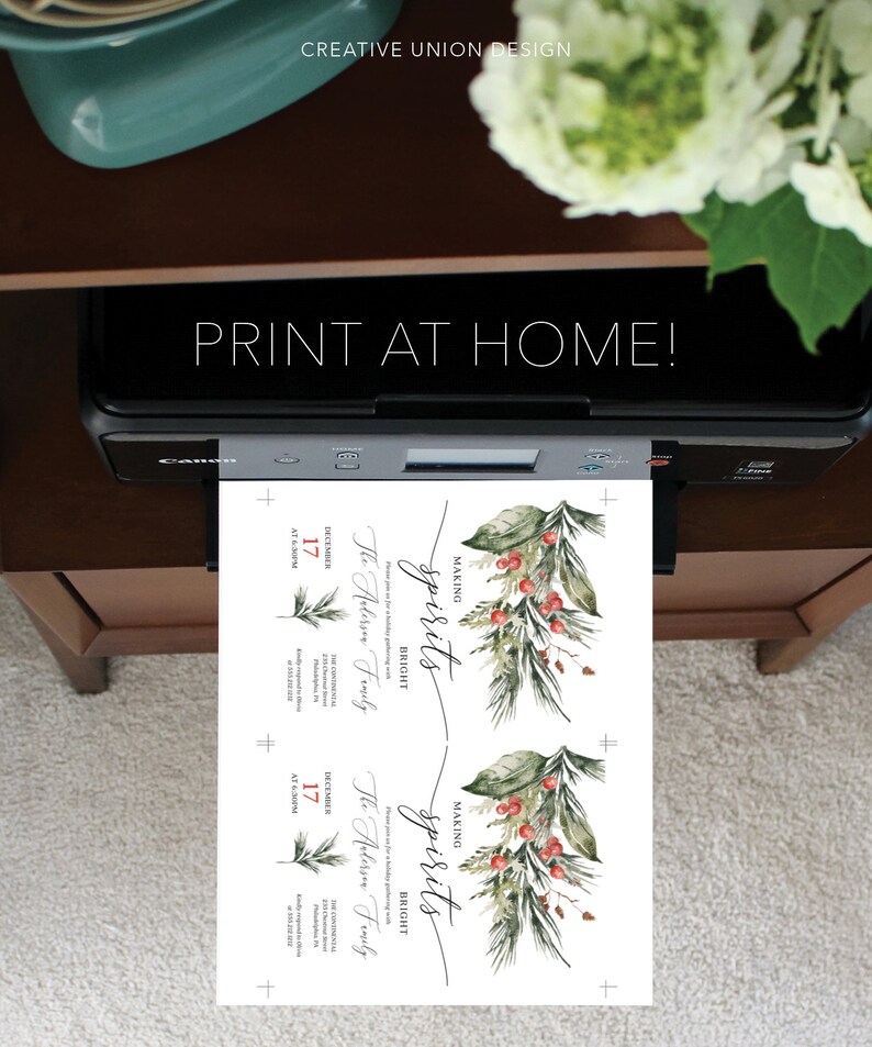 Pu&ograve; includere: Una stampante stampa due inviti per le vacanze con la scritta &laquo;STAMPA A CASA!&raquo;. Gli inviti presentano illustrazioni ad acquerello di vegetazione e bacche, con le parole &laquo;MAKING SPIRITS BRIGHT&raquo;.