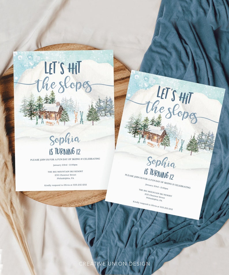 K&ouml;nnte beinhalten: Zwei Einladungen zum Thema Winter mit dem Text "Let's Hit the Slopes" und "Sophia wird 12". Das Design zeigt eine Aquarellillustration einer verschneiten Berglandschaft mit einer H&uuml;tte, B&auml;umen und Skiern.