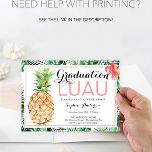 Puede incluir: Una invitaci&oacute;n a una fiesta de graduaci&oacute;n con tem&aacute;tica tropical con una ilustraci&oacute;n de pi&ntilde;a, flores de hibisco rosas y hojas de palmera verdes. El texto dice "Graduation Luau" e incluye el nombre del graduado, la fecha, la hora y la ubicaci&oacute;n.