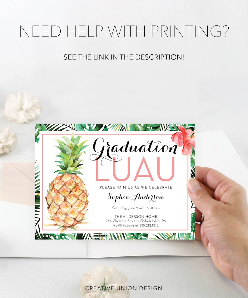 Puede incluir: Una invitaci&oacute;n a una fiesta de graduaci&oacute;n con tem&aacute;tica tropical con una ilustraci&oacute;n de pi&ntilde;a, flores de hibisco rosas y hojas de palmera verdes. El texto dice "Graduation Luau" e incluye el nombre del graduado, la fecha, la hora y la ubicaci&oacute;n.