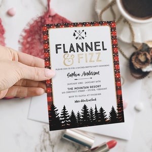 K&ouml;nnte beinhalten: Eine Einladung zur Junggesellinnenabschiedsparty mit einem rot-schwarz karierten Rand und den Worten "Flannel & Fizz". Die Einladung enth&auml;lt Details f&uuml;r Sophias Andersons Party im The Mountain Resort in Stowe, Vermont. Das Design zeigt eine Waldsilhouette.