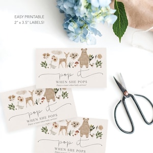 Puede incluir: Tres etiquetas imprimibles de 5 x 8,9 cm con un tema de bosque. Cada etiqueta presenta un oso marr&oacute;n, un ciervo y otras criaturas del bosque con el texto "pop it when she pops enjoy a toast when baby arrives!" y el texto "CREATIVE UNION DESIGN".