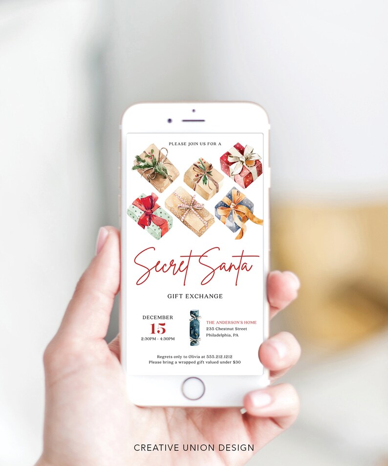 Pu&ograve; includere: Lo schermo di uno smartphone mostra un invito a tema festivo per uno scambio di regali di Secret Santa. L'invito presenta illustrazioni ad acquerello di regali confezionati, il testo "Secret Santa" e i dettagli dell'evento.