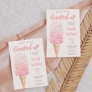 K&ouml;nnte beinhalten: Eine rosafarbene und wei&szlig;e gestreifte Einladung zur Bridal Shower mit einer Aquarell-Illustration eines Eisbechers. Der Text lautet "She's Been Scooped Up" und enth&auml;lt den Namen der Braut, Datum, Uhrzeit und Ort. RSVP-Informationen sind ebenfalls enthalten.