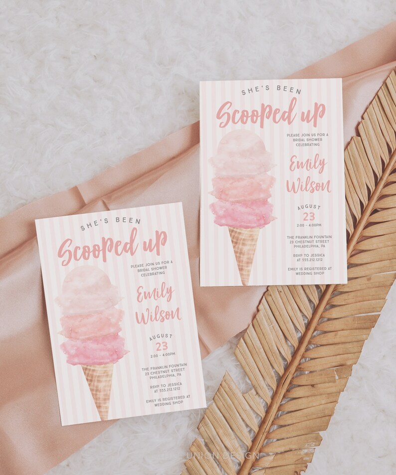 K&ouml;nnte beinhalten: Eine rosafarbene und wei&szlig;e gestreifte Einladung zur Bridal Shower mit einer Aquarell-Illustration eines Eisbechers. Der Text lautet "She's Been Scooped Up" und enth&auml;lt den Namen der Braut, Datum, Uhrzeit und Ort. RSVP-Informationen sind ebenfalls enthalten.
