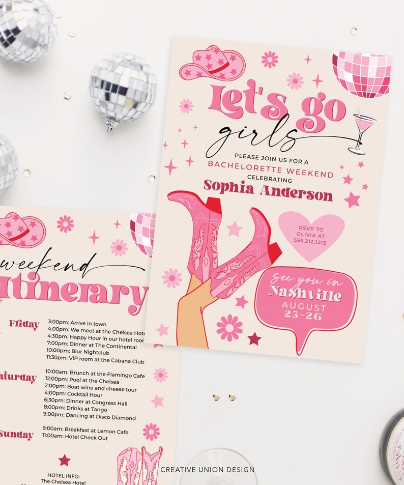K&ouml;nnte beinhalten: Ein Set aus Einladungs- und Reiseplankarten f&uuml;r ein Junggesellinnenwochenende mit rosa Cowboystiefeln, einer Discokugel, einem Cowboyhut und Blumen. Der Text lautet Let's go girls, Sophia Anderson, Nashville, August 23-26 und enth&auml;lt einen detaillierten Zeitplan.