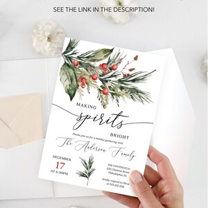 Pu&ograve; includere: Un biglietto d'invito bianco con elementi di vegetazione ad acquerello e bacche rosse, con il testo "MAKING SPIRITS BRIGHT". La carta include i dettagli dell'evento: data, ora, luogo e informazioni di contatto. &Egrave; visibile anche il testo "NEED HELP WITH PRINTING? SEE THE LINK IN THE DESCRIPTION!"