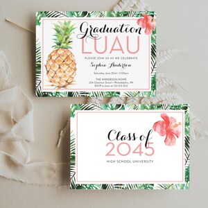 Puede incluir: Invitaci&oacute;n a una fiesta de graduaci&oacute;n con tem&aacute;tica tropical. La invitaci&oacute;n presenta una pi&ntilde;a y flores de hibisco sobre un fondo verde y blanco. El texto dice "Graduation Luau" e incluye el nombre del graduado, la fecha, la hora y la ubicaci&oacute;n. La parte inferior de la invitaci&oacute;n dice "Clase de 2045 High School University".