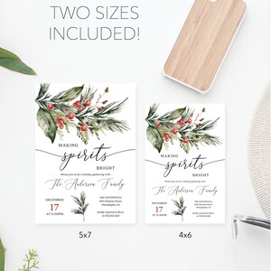 Pu&ograve; includere: Due biglietti d'invito natalizi, 12,7 x 17,8 cm e 10,2 x 15,2 cm, con vegetazione ad acquerello e bacche rosse. Il testo recita "Making Spirits Bright" e include i dettagli dell'evento per la famiglia Anderson, 17 dicembre.