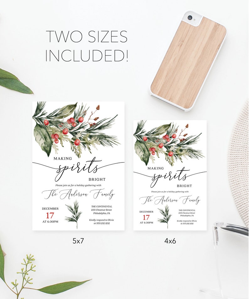 Pu&ograve; includere: Due biglietti d'invito natalizi, 12,7 x 17,8 cm e 10,2 x 15,2 cm, con vegetazione ad acquerello e bacche rosse. Il testo recita "Making Spirits Bright" e include i dettagli dell'evento per la famiglia Anderson, 17 dicembre.