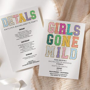 Op de afbeelding: Twee witte kaarten met gouden glittertekst. Eén kaart leest "DETAILS" en "KAITLYN'S BACHELORETTE PARTY" met een gedetailleerd schema. De andere kaart zegt "GIRLS GONE MILD" en nodigt gasten uit voor een vrijgezellenweekend in Palm Springs.