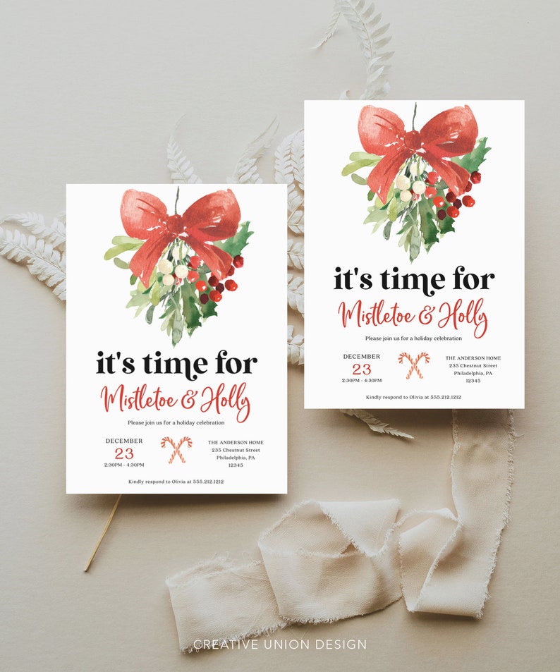 Op de afbeelding: Twee witte kerstuitnodigingen met aquarel illustraties van een rode strik, maretak en hulst. De tekst luidt "it's time for Mistletoe & Holly" met evenementdetails. De uitnodigingen zijn voor een feestelijke viering.