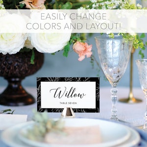 Puede incluir: Tarjeta de mesa negra y blanca con un dise&ntilde;o floral y el texto "Willow Table Seven".
