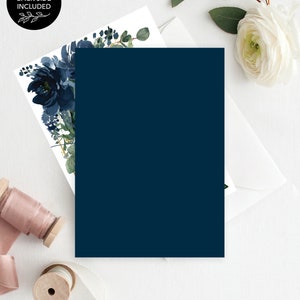 Op de afbeelding: Een marineblauwe uitnodigingskaart met een bloemen aquarelontwerp en een witte envelop. De kaart heeft een donkerblauwe bloemstuk met groene bladeren. De tekst "BACK SIDE INCLUDED" staat in een zwarte cirkel. De tekst "CREATIVE UNION DESIGN" staat onderaan.