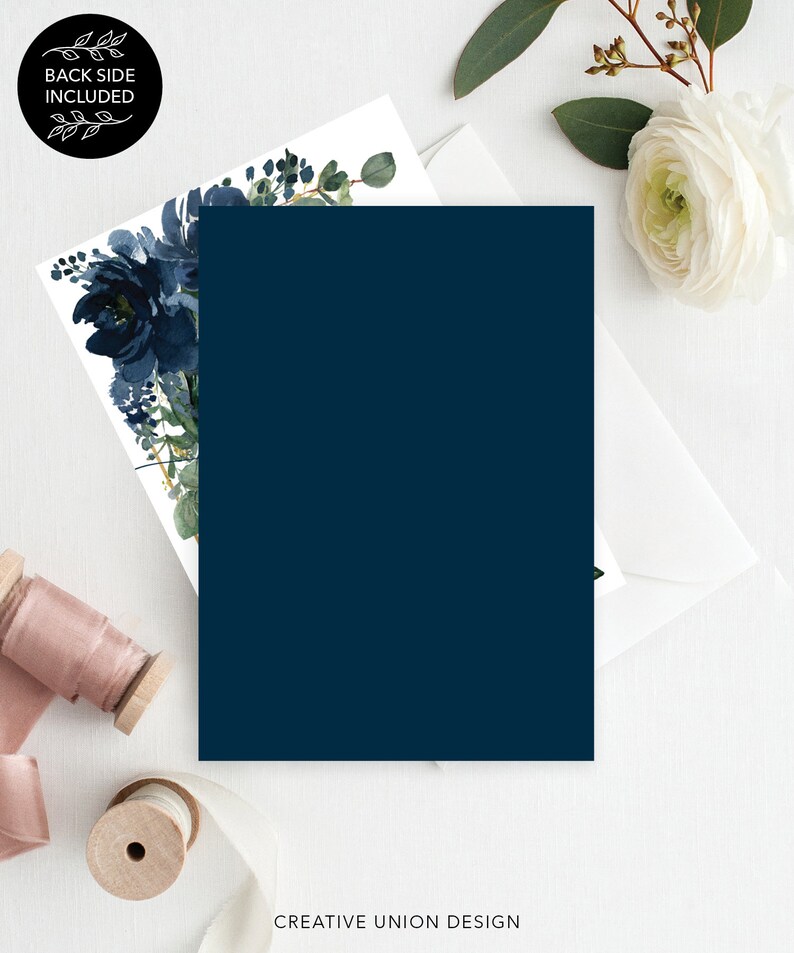 Op de afbeelding: Een marineblauwe uitnodigingskaart met een bloemen aquarelontwerp en een witte envelop. De kaart heeft een donkerblauwe bloemstuk met groene bladeren. De tekst "BACK SIDE INCLUDED" staat in een zwarte cirkel. De tekst "CREATIVE UNION DESIGN" staat onderaan.