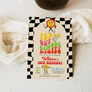 Op de afbeelding: Een rechthoekige verjaardagsuitnodiging met een zwart-witte geblokte rand en een crèmekleurige achtergrond. De tekst luidt Peace Out Single Digits, William's 10th Birthday, August 23, 2:30pm, The Andreson's, 235 Chestnut Street, Philadelphia, PA, RSVP to Olivia at 555.212.1212. Het bevat illustraties van een zon en een ster met armen en benen.