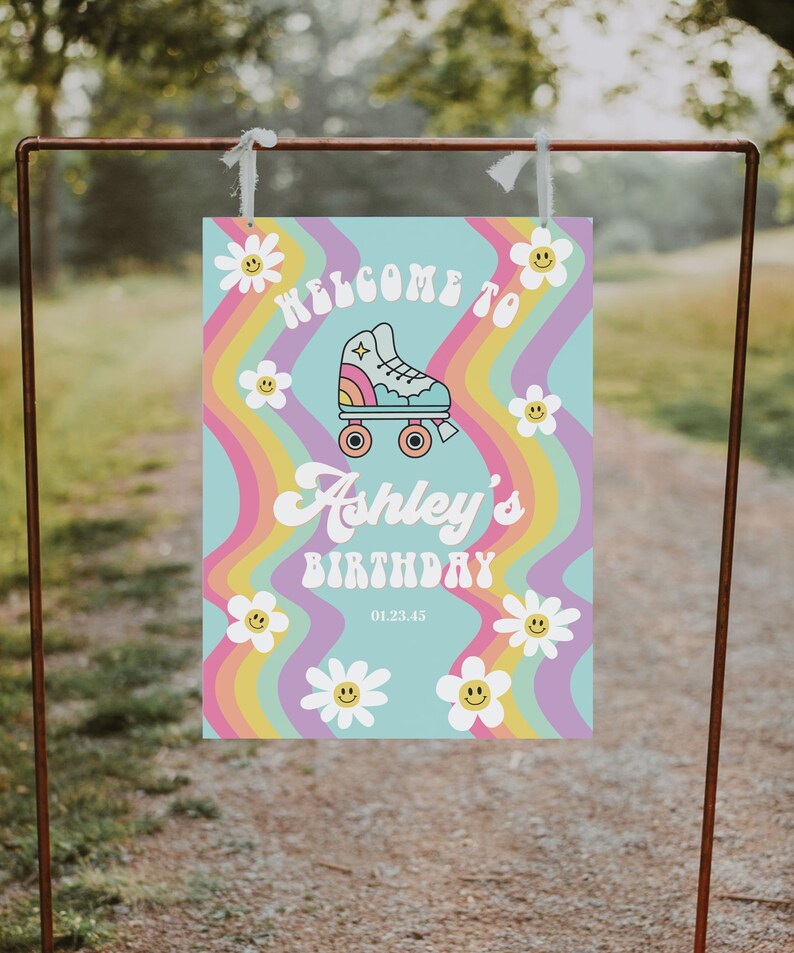 K&ouml;nnte beinhalten: Willkommen zu Ashleys Geburtstagsschild mit einem Regenbogenhintergrund und einer Rollschuhgrafik. Das Schild hat wei&szlig;e G&auml;nsebl&uuml;mchen mit Smiley-Gesichtern darauf.