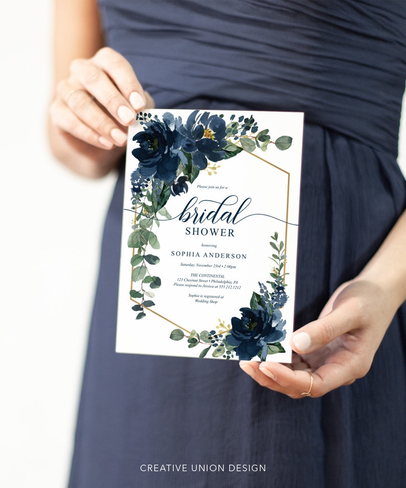 Op de afbeelding: Een uitnodiging voor een bruidsdouche met marineblauwe bloemaccenten en een gouden geometrische lijst. De uitnodiging bevat de tekst "bridal shower" en details voor Sophia Andersons douche. Het ontwerp bevat aquarelbloemen en groen.