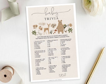 Op de afbeelding: Een printbaar baby-trivia-spel met een bos-thema. Het spel bevat een bruine beer, een hert en een konijn. De vragen gaan over baby's, zoals hoeveel uur per dag een baby slaapt, hoeveel centimeter een baby per maand groeit en op welke leeftijd een kind als peuter wordt beschouwd.