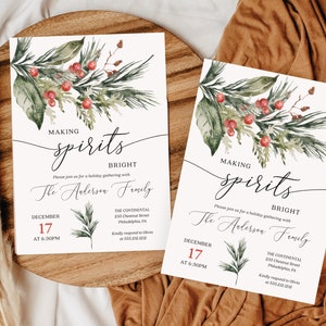 Pu&ograve; includere: Due biglietti d'invito natalizi con vegetazione ad acquerello e bacche rosse. Il testo recita "Making Spirits Bright" e invita gli ospiti a un incontro il 17 dicembre alle 18:30. La famiglia Anderson &egrave; l'ospite.