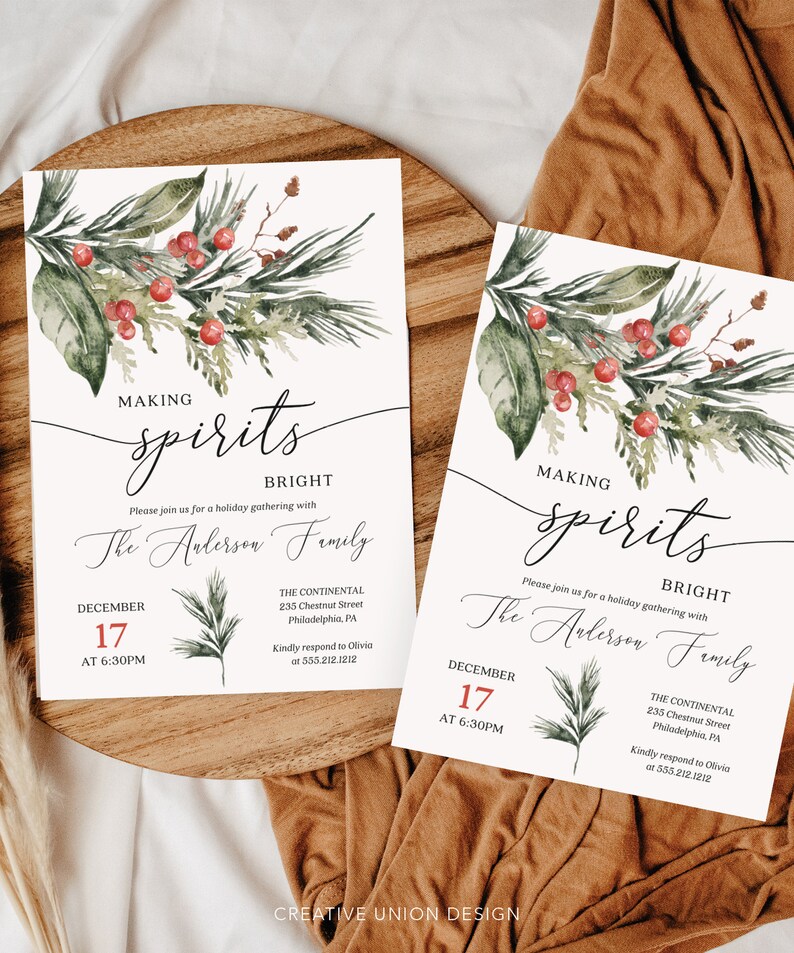 Pu&ograve; includere: Due biglietti d'invito natalizi con vegetazione ad acquerello e bacche rosse. Il testo recita "Making Spirits Bright" e invita gli ospiti a un incontro il 17 dicembre alle 18:30. La famiglia Anderson &egrave; l'ospite.