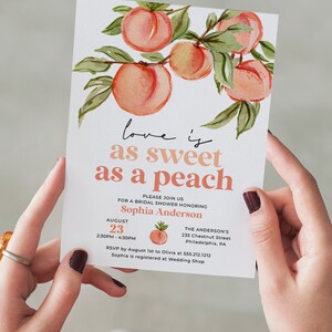 Pu&ograve; includere: Un invito a un addio al nubilato a tema pesca con il testo "love is as sweet as a peach" e i dettagli dell'evento, tra cui data, ora e luogo. L'invito presenta un'illustrazione ad acquerello di pesche su un ramo.