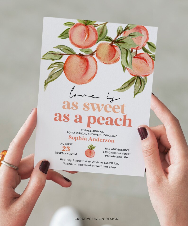 Pu&ograve; includere: Un invito a un addio al nubilato a tema pesca con il testo "love is as sweet as a peach" e i dettagli dell'evento, tra cui data, ora e luogo. L'invito presenta un'illustrazione ad acquerello di pesche su un ramo.