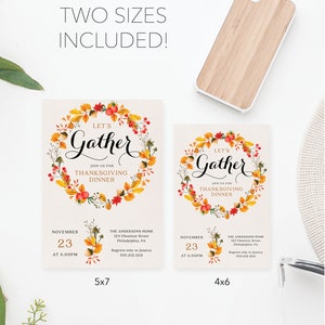 K&ouml;nnte beinhalten: Einladungen zum Thanksgiving-Dinner in den Gr&ouml;&szlig;en 5x7 und 4x6 mit einem Herbstkranz-Design. Die Einladungen lauten "Let's Gather" und enthalten Veranstaltungsdetails. Eine Handyh&uuml;lle aus Holz ist ebenfalls vorhanden.