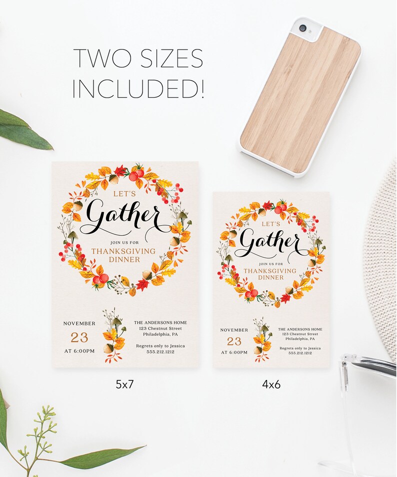 K&ouml;nnte beinhalten: Einladungen zum Thanksgiving-Dinner in den Gr&ouml;&szlig;en 5x7 und 4x6 mit einem Herbstkranz-Design. Die Einladungen lauten "Let's Gather" und enthalten Veranstaltungsdetails. Eine Handyh&uuml;lle aus Holz ist ebenfalls vorhanden.
