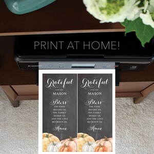 Puede incluir: Dos tarjetas impresas con el texto "Grateful" y "Bless" sobre un fondo de pizarra, con calabazas de acuarela. Las tarjetas est&aacute;n personalizadas "For You MASON" e incluyen el texto "PRINT AT HOME!"