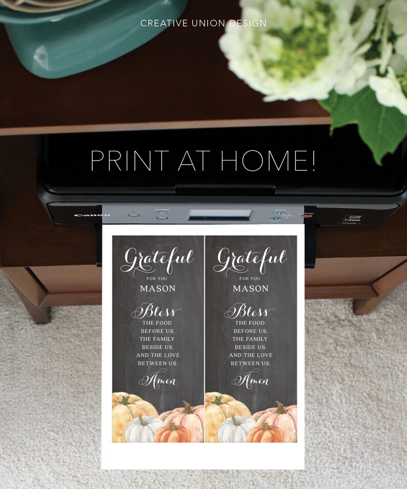 Puede incluir: Dos tarjetas impresas con el texto "Grateful" y "Bless" sobre un fondo de pizarra, con calabazas de acuarela. Las tarjetas est&aacute;n personalizadas "For You MASON" e incluyen el texto "PRINT AT HOME!"