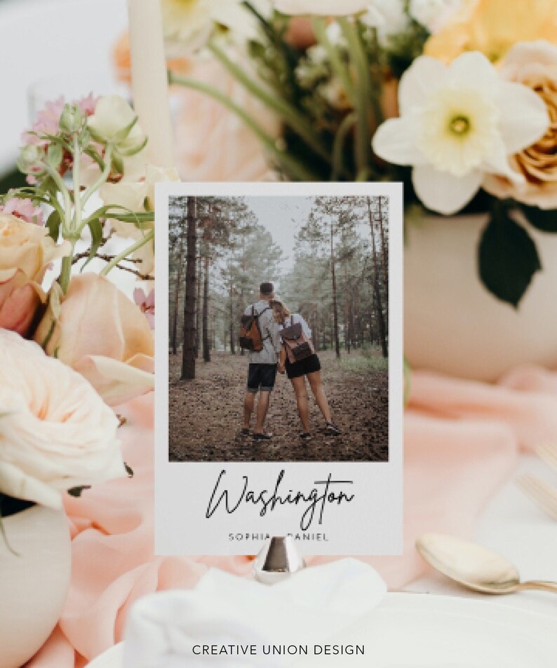 Może przedstawiać: Biała karta z fotografią pary spacerującej po lesie. Na karcie widnieje napis "Washington" napisany kursywą oraz "Sophia & Daniel" napisane poniżej.