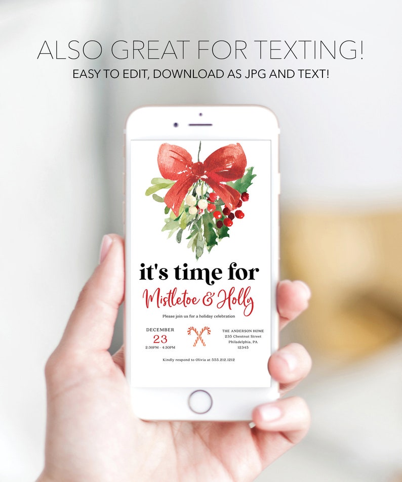 Op de afbeelding: Een smartphone toont een kerstuitnodiging met een rood strikje, maretak en hulst. De tekst luidt "it's time for Mistletoe & Holly" met evenementdetails. De telefoon wordt in een hand gehouden.
