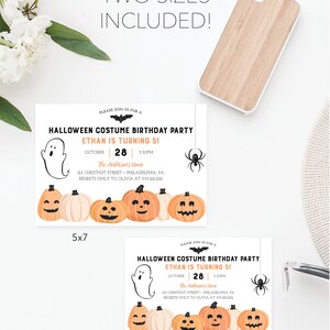以下が含まれることがあります： ハロウィーンをテーマにした誕生日のパーティー招待状、5x7と4x6の2つのサイズ。招待状にはカボチャ、幽霊、クモが描かれています。テキストにはパーティーの詳細が含まれています。