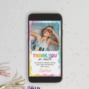 Peut inclure: Une carte de remerciement tie-dye color&eacute;e avec une photo d'une fille en maillot de bain. La carte dit "Merci beaucoup" et "Pour avoir rendu mon anniversaire sp&eacute;cial ! Je me suis bien amus&eacute;e &agrave; faire la f&ecirc;te avec vous tous ! Sophia".