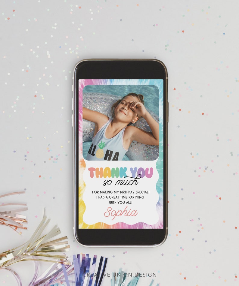 Peut inclure: Une carte de remerciement tie-dye color&eacute;e avec une photo d'une fille en maillot de bain. La carte dit "Merci beaucoup" et "Pour avoir rendu mon anniversaire sp&eacute;cial ! Je me suis bien amus&eacute;e &agrave; faire la f&ecirc;te avec vous tous ! Sophia".