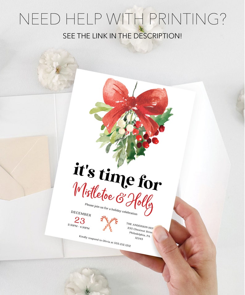 Op de afbeelding: Een witte uitnodigingskaart met een aquarel illustratie van een rode strik, maretak en hulst. De tekst luidt "it's time for Mistletoe & Holly" met evenementdetails. De bovenkant van de kaart heeft de tekst "NEED HELP WITH PRINTING? SEE THE LINK IN THE DESCRIPTION!"