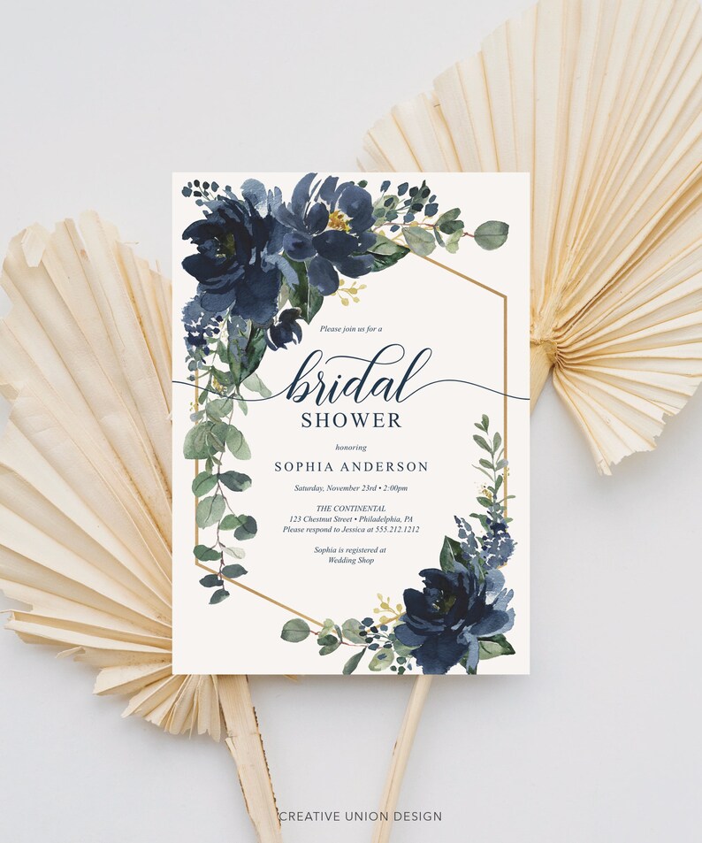 Op de afbeelding: Uitnodiging voor een bruidsdouche met marineblauw bloemen aquarelontwerp. De uitnodiging bevat de tekst "bridal shower" in elegant schrift, samen met evenementdetails en de namen van de bruid en gastheer. De uitnodiging is omlijst door een gouden geometrische rand.