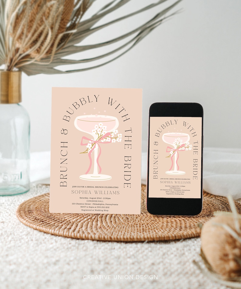 Op de afbeelding: Een roze en gouden uitnodiging voor een bruidsbrunch met de tekst "Brunch & Bubbly with the Bride" en een champagnefluit-illustratie. De uitnodiging bevat de naam van de bruid, datum, tijd en locatie.